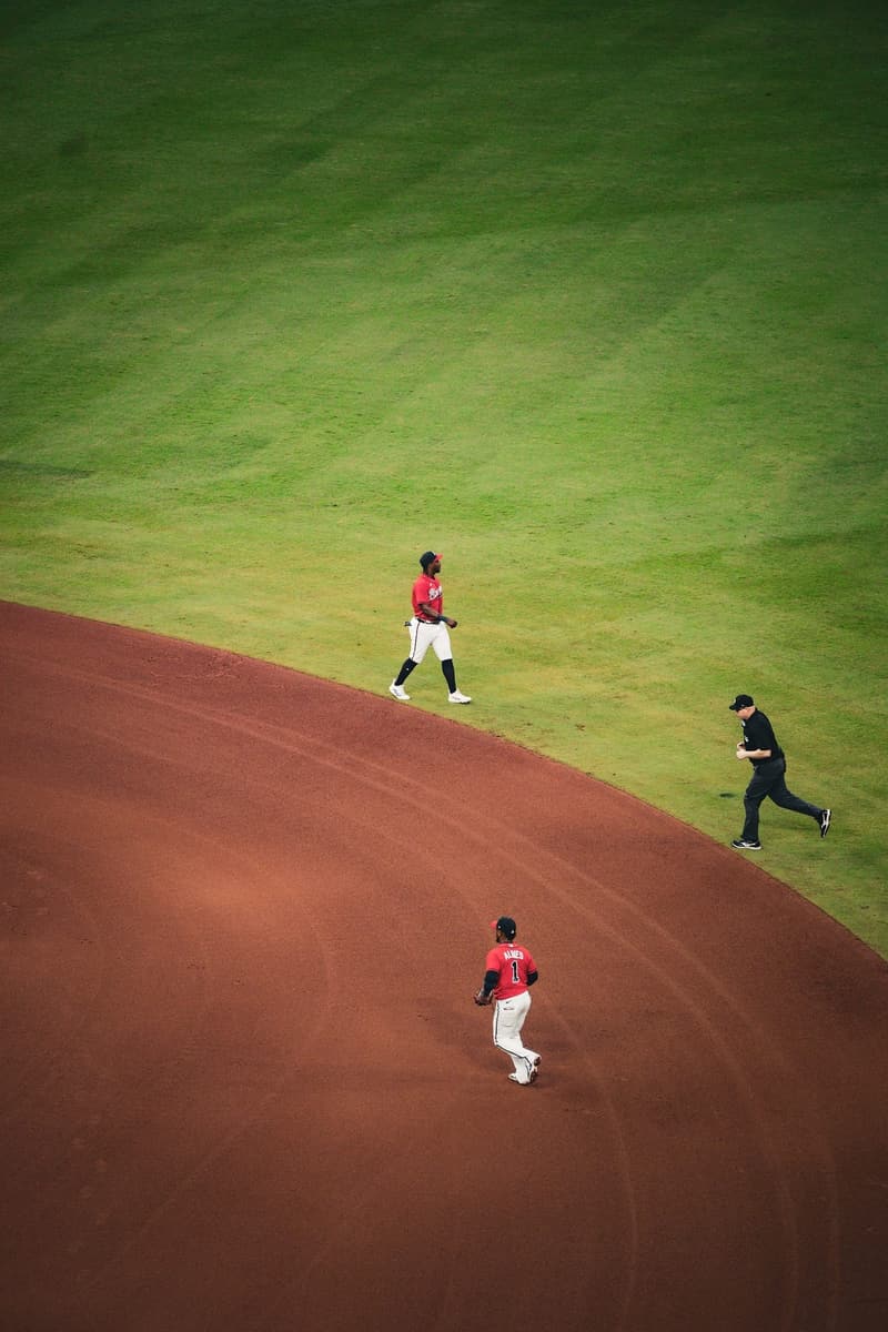 Baseball: hráči na hřišti shora