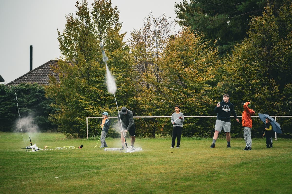 Start rakety, lidé se dívají